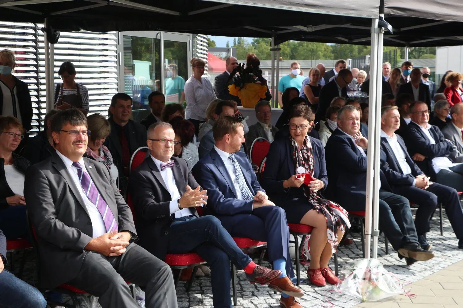 Sachsens Ministerpräsident Michael Kretschmer (45, CDU) saß bei der Eröffnungsveranstaltung zwischen Hoyerswerdas Oberbürgerrmeister Stefan Skora (60, CDU) und Schulleiterin Romy Stötzner (53).