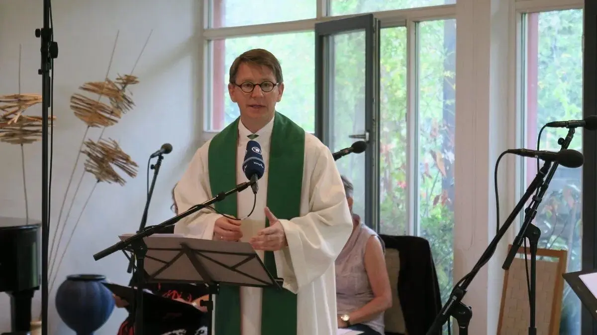 Christof Enders, Superintendent im Evangelischen Kirchenkreis Bad Liebenwerda,beim Radiogottesdienst im Pfarrgarten Saxdorf.