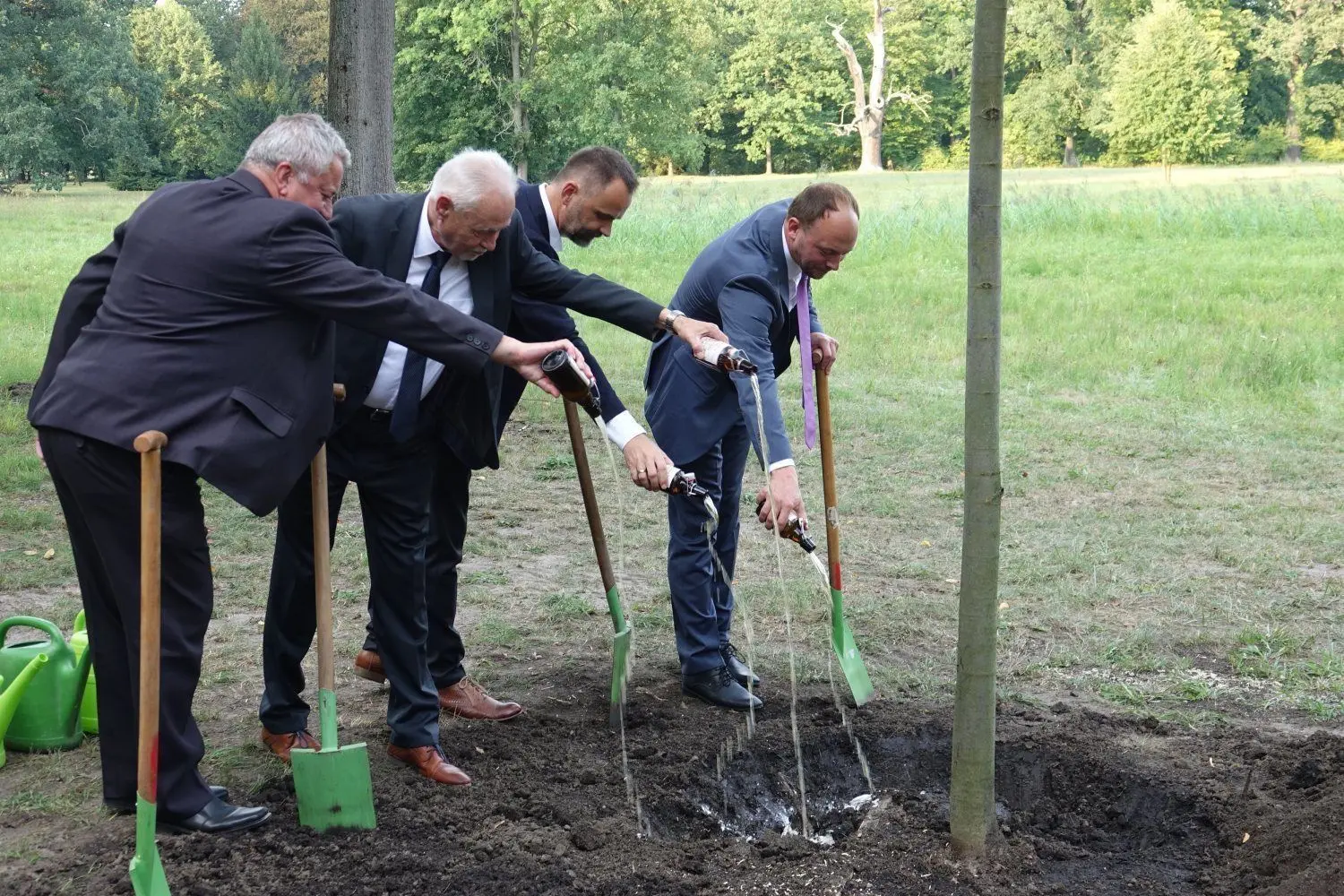 Unweit der ehemaligen Brauerei wird diese Linde mit Bier begossen. Dafür hat die Parkstiftung extra Bierflaschen mit einem Etikett der Prinzlichen Bierbrauerei bedrucken lassen. ⇥