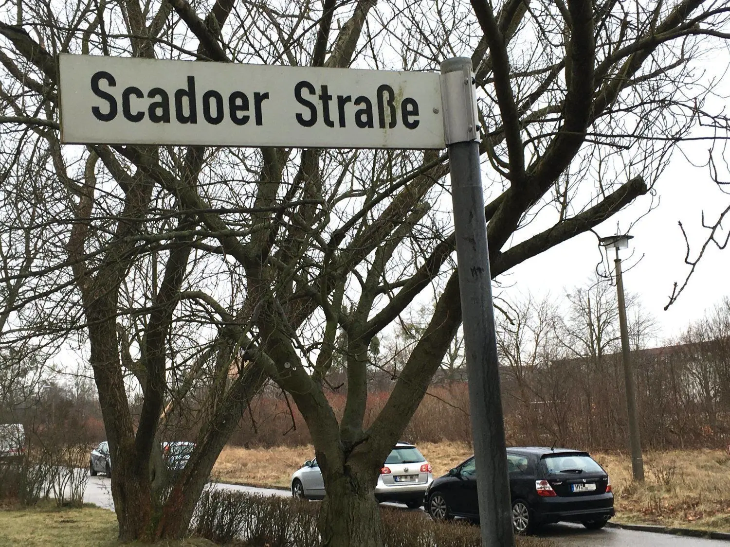 Zwischen der Scadoer Straße und der Stauffenberg-Straße in Hoyerswerda sollen wieder Häuser gebaut werden – mehr als zehn Jahre nach dem Abriss der dortigen Plattenbauten.