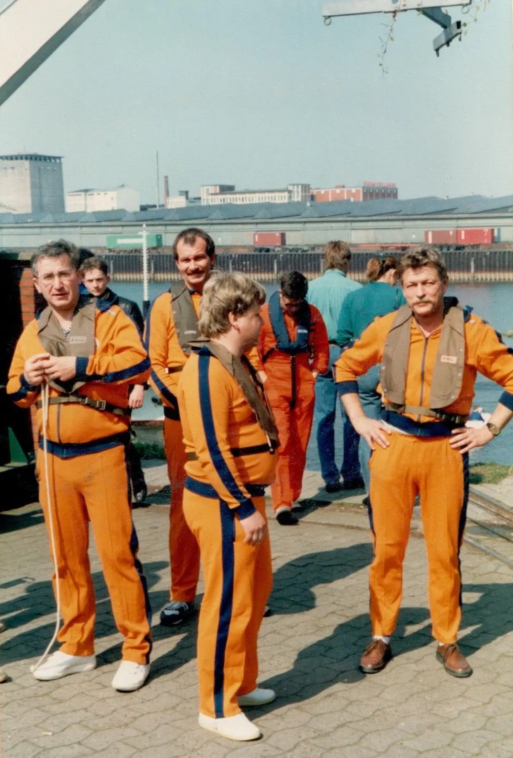 Die Anfangsjahre der DLRG in Cottbus waren geprägt von der Zusammenarbeit mit bereits bestehenden DLRG-Gliederungen. Hier ein Bootsführerlehrgang in Bremen, zu dem es die vier Cottbuser Hartmut Schlomann, Volkmar Schubert, Klaus Reiter und Ulrich Mohaupt zog.