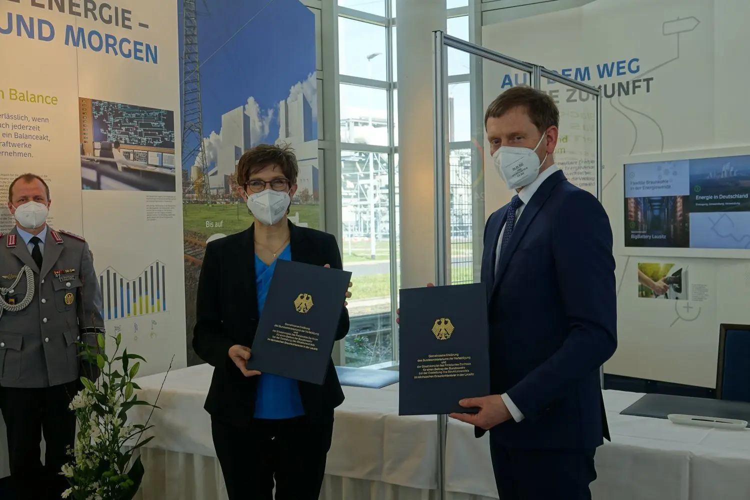 Nach der Unterzeichnung der Erklärung durch Verteidigungsministerin Annegret Kramp-Karrenbauer und Ministerpräsident Michael Kretschmer  ist klar, auch die Bundeswehr will ihren Anteil am Strukturwandel leisten.