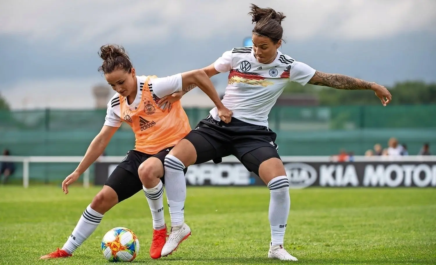 Lina Magull (l.) und Dzsenifer Marozsan bereiten sich intensiv auf das erste Deutschland-Spiel vor. Am Samstag trifft die DFB-Elf auf China. ⇥
