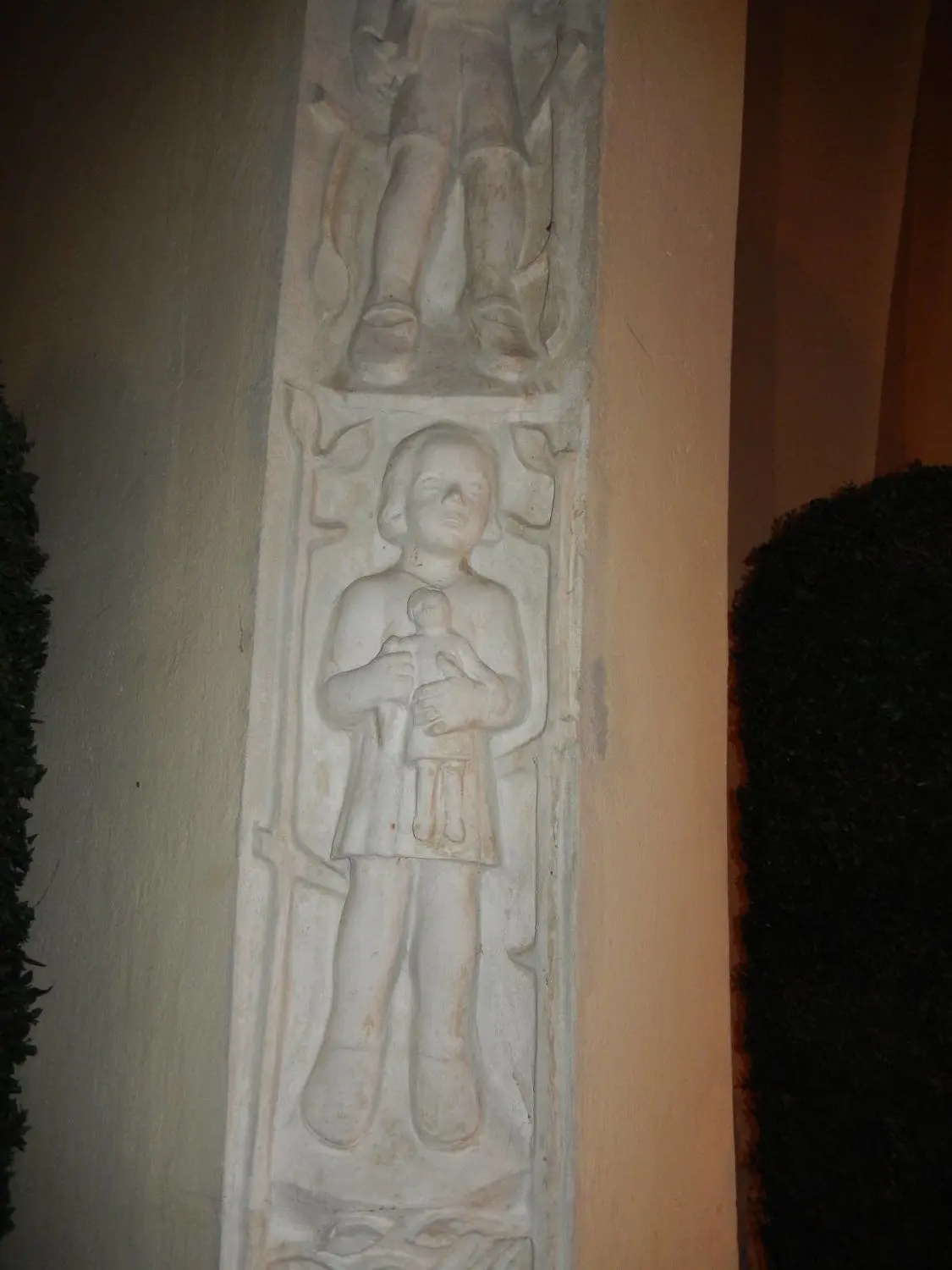 Detail eines Frieses im Krematorium Forst