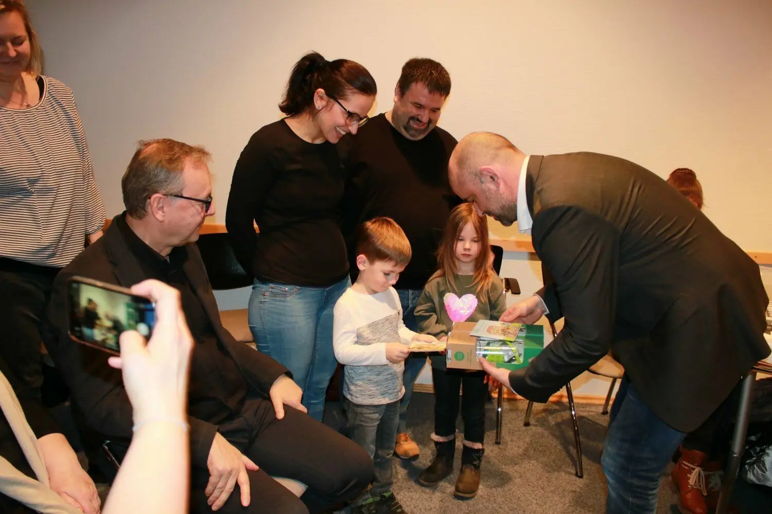 Ein Dankeschön für die Lukas und Lotta gibt es vom Bürgermeister Jens Richter.