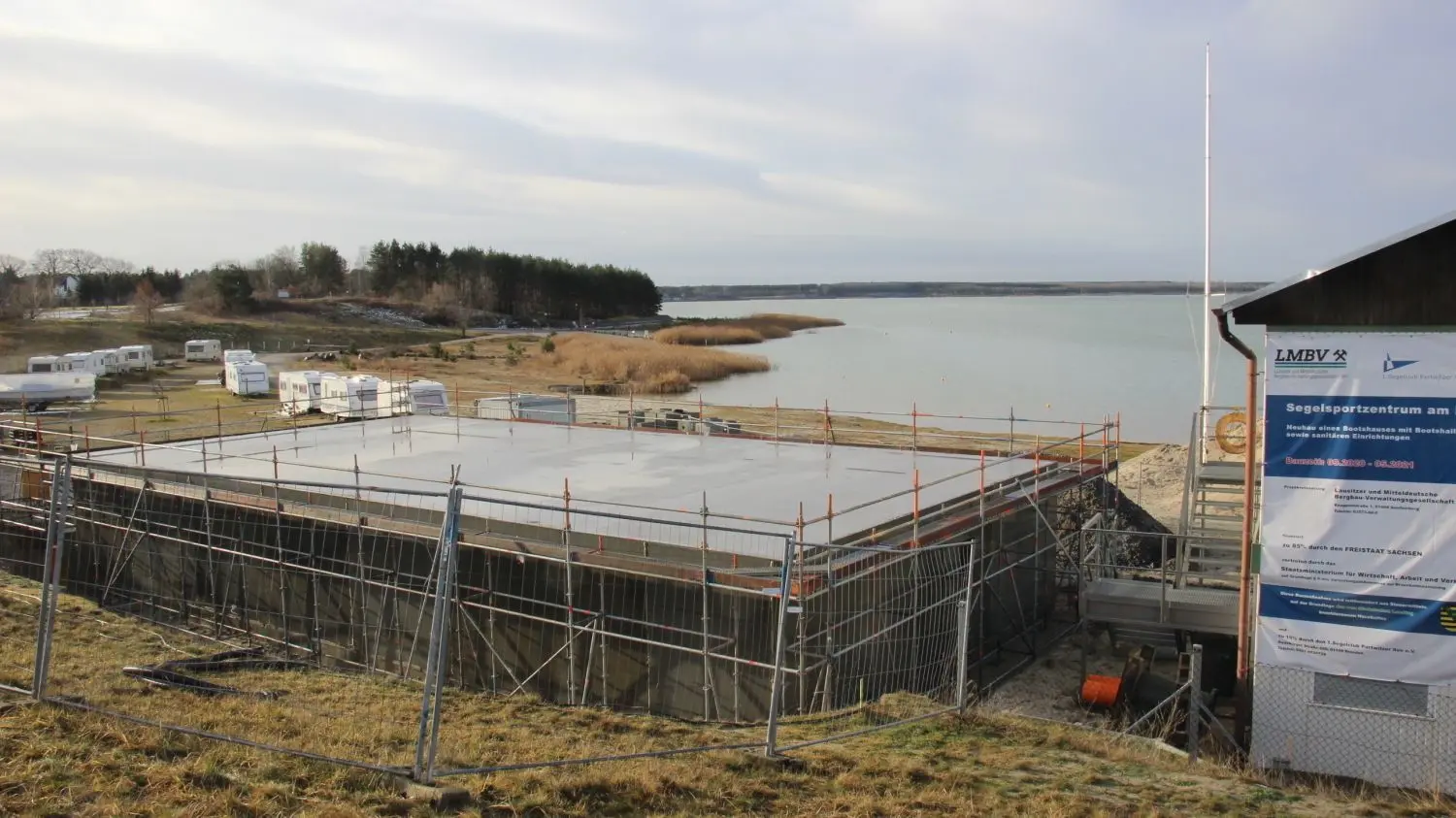 In der Partwitzer Bucht entsteht derzeit das neue Bootshaus der Partwitzer Segler. Voraussichtlich im Frühsommer soll es in Betrieb gehen.
