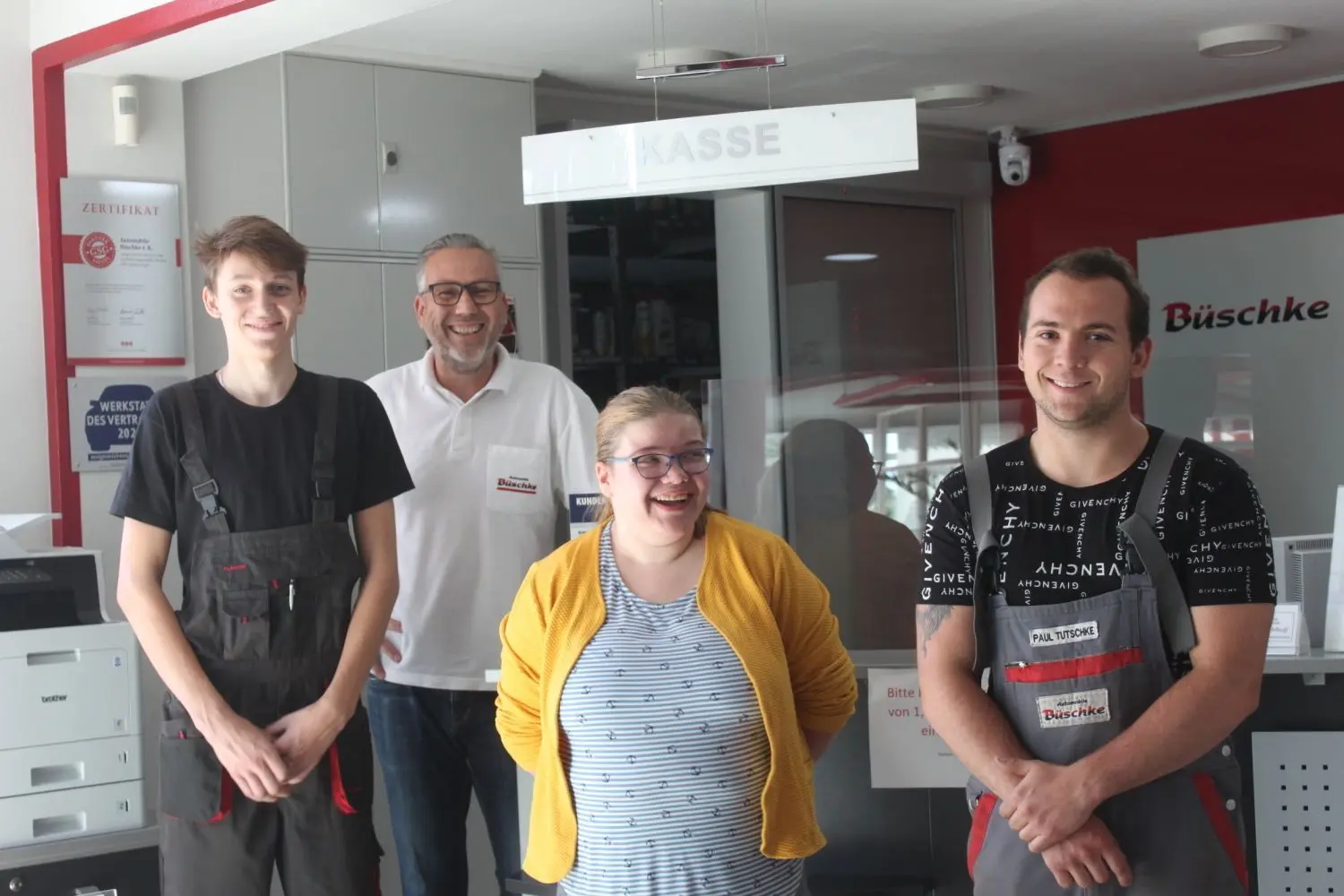 Gute Laune im Herzberger Autohaus Büschke: Chef Ralf Büschke (2.v.l.) mit seinen Azubis Max Fiks, Laura Kohlhoff und Paul Tutschke