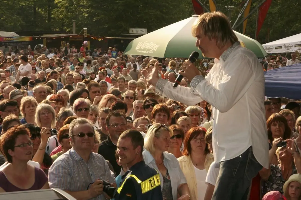 Nik P. bei seinem Auftritt zum Tierparkfest 2012. Der Park war voller Schlagerfans.