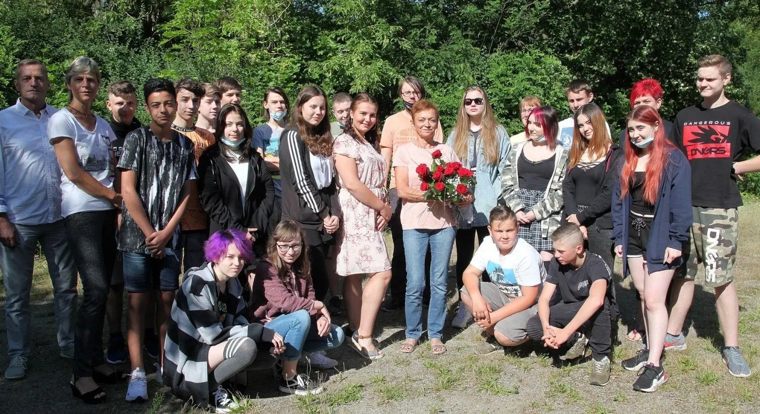 Mit roten Rosen haben sich die Schülerinnen und Schüler der 8. Klasse der BOS von ihrer Klassenlehrerin Bärbel Kliesch (Mitte) verabschiedet.