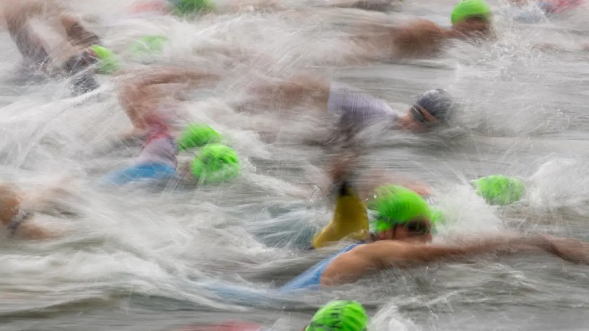 Am Sonntag findet der STR-Triathlon am und im Senftenberger See statt. Der Veranstalter rechnet mit rund 300 Sportlern.
07.07.2019, Bayern, Hilpoltstein: Triathleten starten mit der Schwimmetappe beim Datev Challenge Roth. Bei der 18. Auflage des Triathlons müssen die Teilnehmer 3,8 km schwimmen, 180 km mit dem Rad absolvieren und 42 km laufen. Foto: Daniel Karmann/dpa +++ dpa-Bildfunk +++