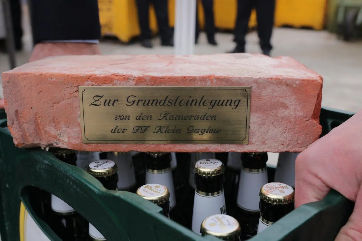 Der Grundstein wird in Hänchen auch begossen.