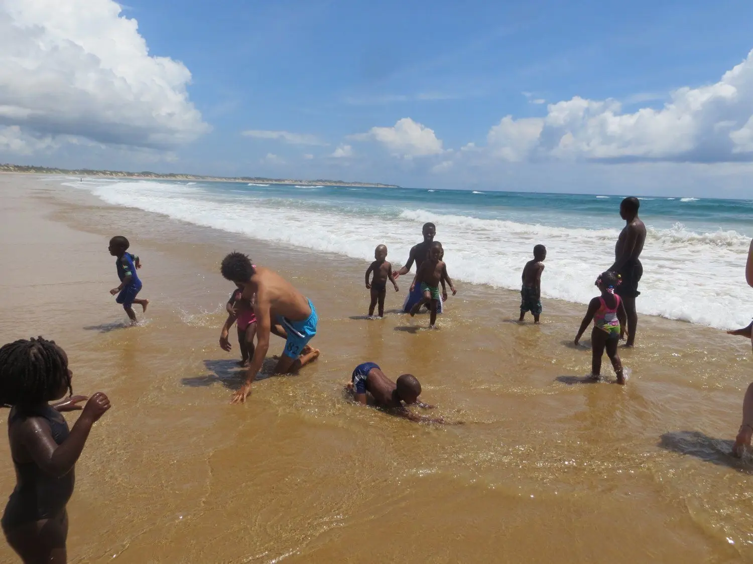 Strandausflug mit den Kindern aus dem Projekt Escolinha Nhassanana.