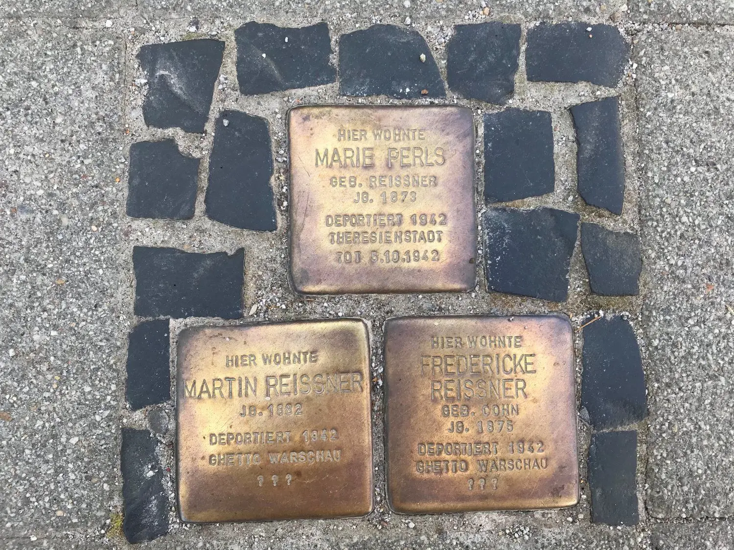Die jüdische Familie Reissner lebte bis 1942 in Cottbus. Die Spuren von martin und Fredericke Reissner verlieren sich im Warschauer Ghetto, Marie Reissner, verheiratete Perls verstarb 1942 im Ghetto Theresienstadt.