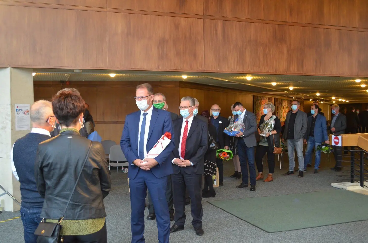 Am Freitag haben sich viele Wegbegleiter Stefan Skoras zur kurzen Abschiedsfeier in der Hoyerswerdaer Lausitzhalle eingefunden. Durch die Corona-Vorgaben blieb es ein kurzes Treffen – inklusive Maskenpflicht und Fieber messen am Eingang.