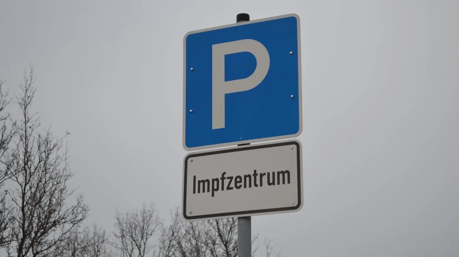 Gut ausgeschildert – für Patienten ist nahe des Kamenzer Flugplatzes genügend Raum zum Parken.