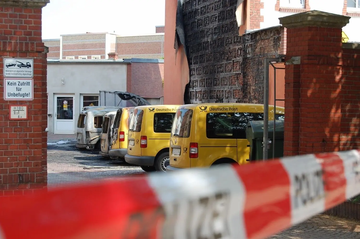 Ein Bild der Verwüstung: In der Nacht zum 11. Juni 2011 zerstörte ein offensichtlich vorsätzlich gelegter Brand mehrere Zustellfahrzeuge.
