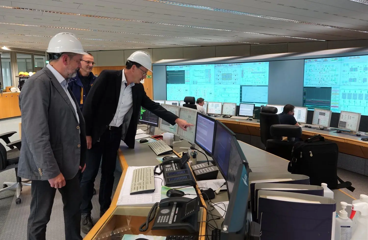 Blick in die Leitstelle des Kraftwerkes Boxberg, wo Steffen Bistrosch (M.) und Kollegen aktuell auf die Erfordernisse des Strommarktes reagieren müssen. Kraftwerksleiter Carsten Marschner und Andreas Spielmann (l.) wissen, dass die Anforderungen auch in Zukunft stiegen werden.