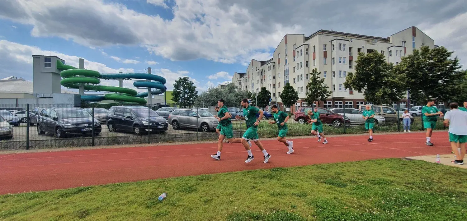 Am Mittwochvormittag stand für die Füchse unter anderem Intervalllauftraining auf dem Plan. Dazu nutzten sie die Laufbahn des Paul-Fahlisch-Gymnasium, das gleich neben dem Spreeweltenhotel liegt.