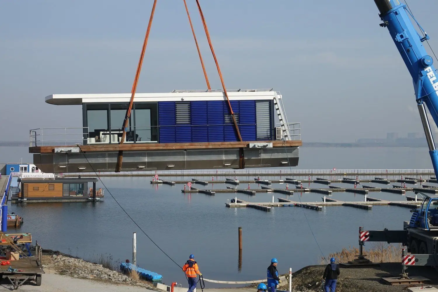 Das Haus schwebt auf den Bärwalder See, quasi über dem Hafen in Klitten, wo auch das Musterhaus liegt.