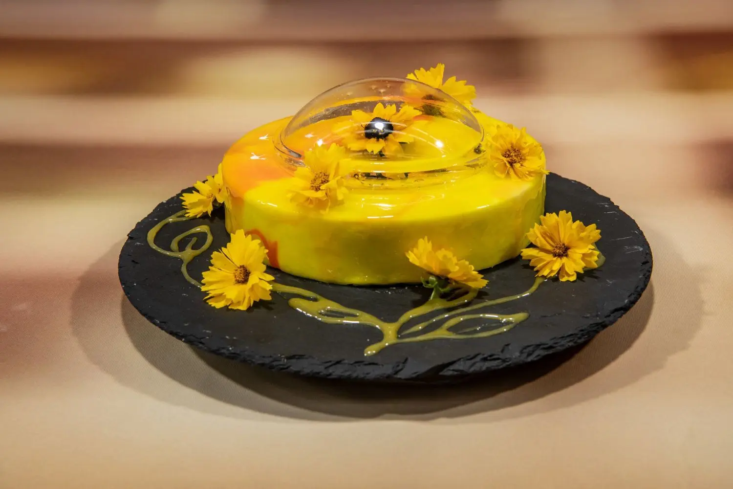 Das ist Steve Hauptvogels „Mirror-Glaze-Mousse-Torte“ mit einer Mousse und einer Fruchtfüllung. Erst im Backzelt haben die KandidatInnen erfahren, dass sie auch noch eine durchsichtige Isomalt-Kuppel anfertigen müssen.