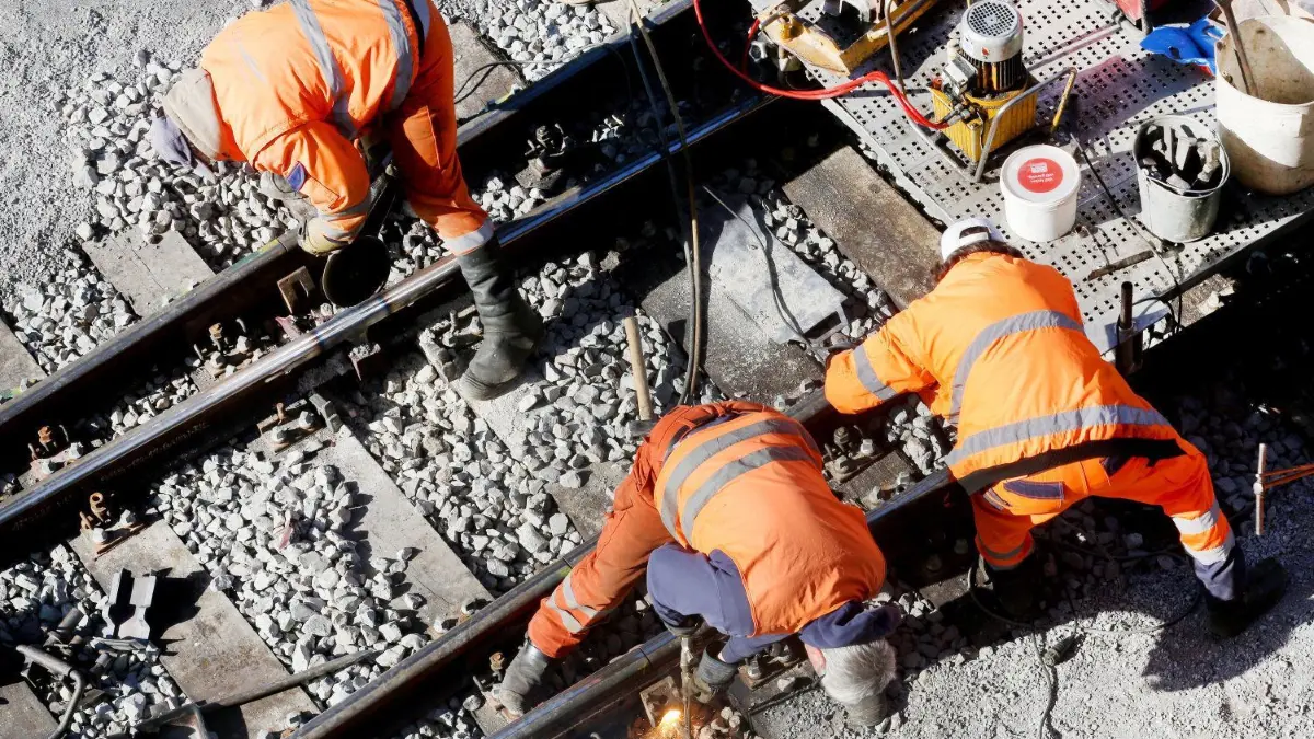 Ein Bautrupp der Bahn bei Gleisbauarbeiten
ARCHIV - 26.03.2018, Nordrhein-Westfalen, Essen: Ein Bautrupp der Bahn repariert auf der Strecke zwischen Essen und Duisburg das Gleisbett. Am Mittwoch soll in Düsseldorf eine Vereinbarung zum Ausbau der Bahnanbindung des Rheinischen Reviers unterzeichnet werden. Foto: Roland Weihrauch/dpa +++ dpa-Bildfunk +++