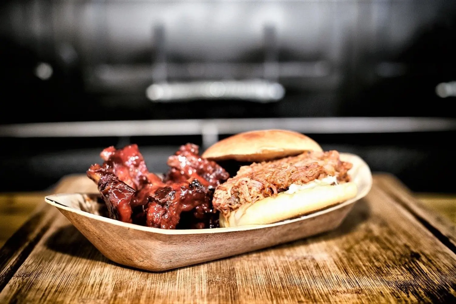 Bis die Spareribs und das Pulled Pork bereit für den Verzehr in Spremberg sind, werden sie gut 16 Stunden im Buchenholz-Rauch gegart.