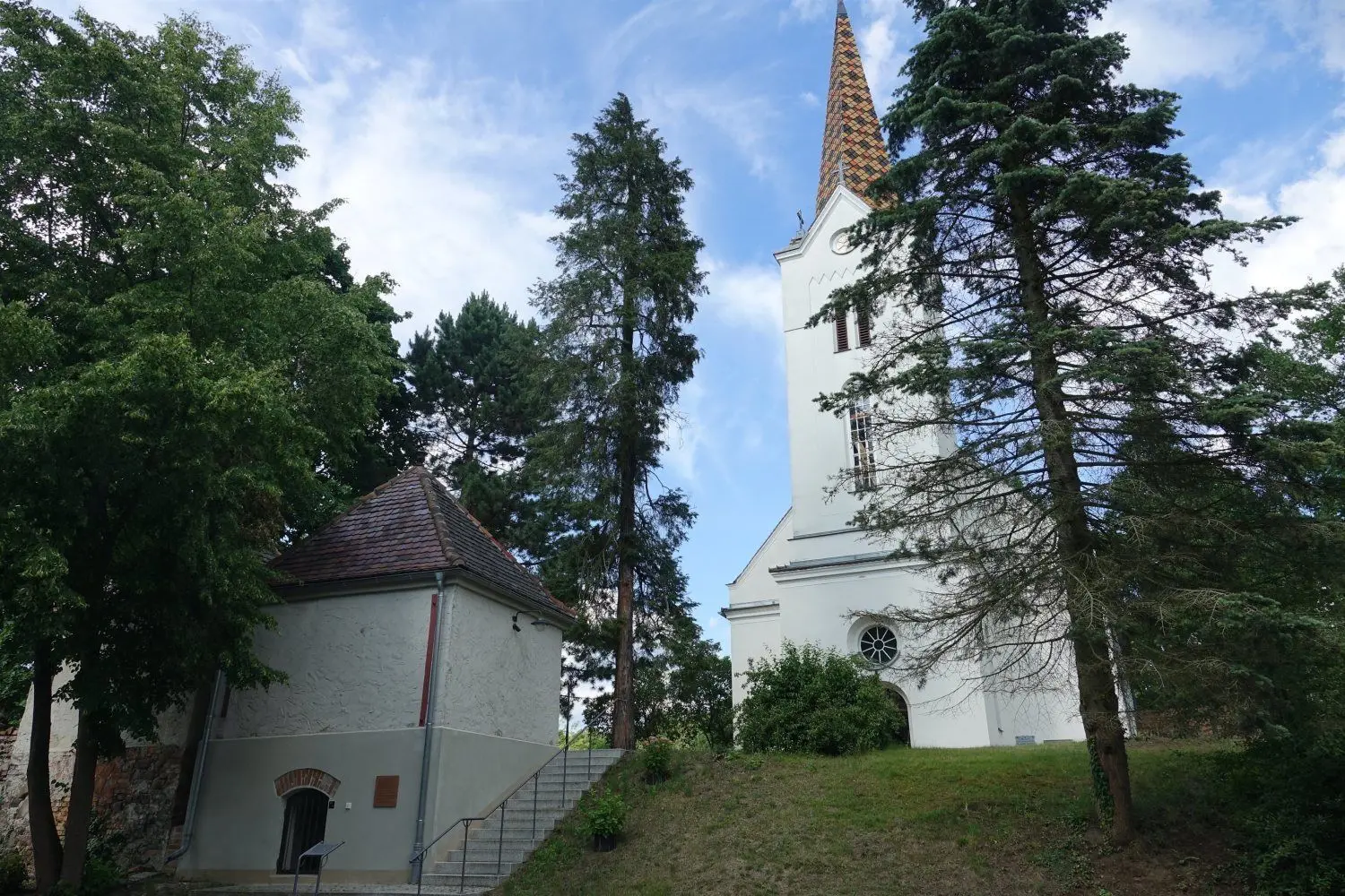 Das Grufthaus steht gleich neben der Kirche am alten Friedhof in Bad Muskau.