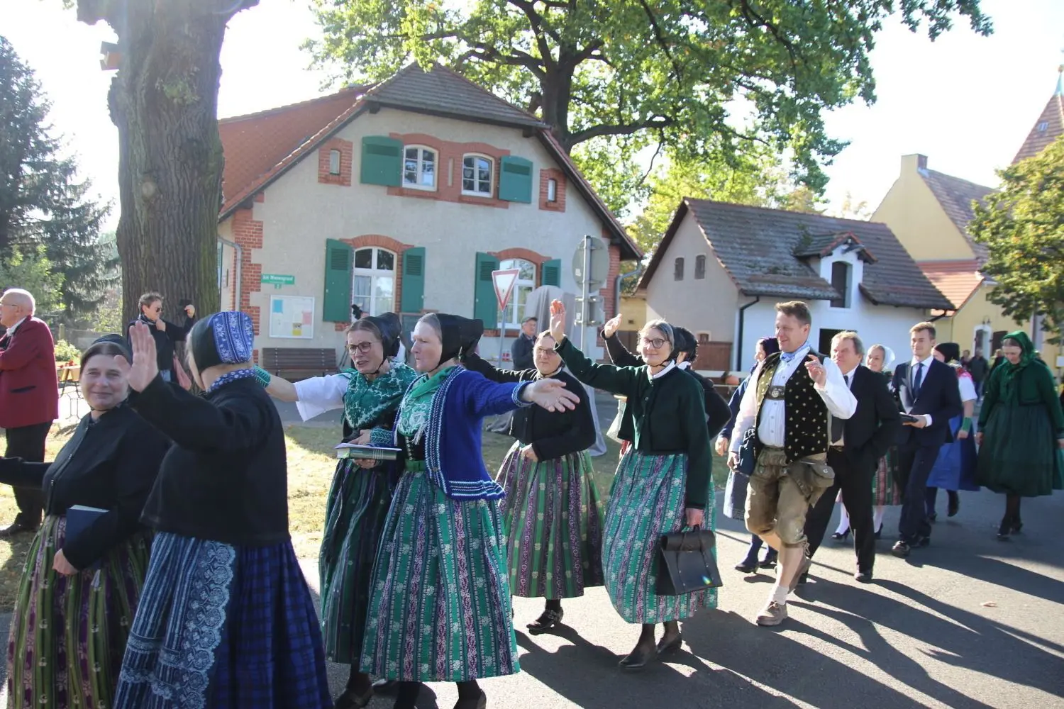 Mit einem kleinen Trachtenumzug wurde das 20-jährige Bestehen der Tätzschwitzer Schul- und Heimststube (im Hintergrund) begangen.