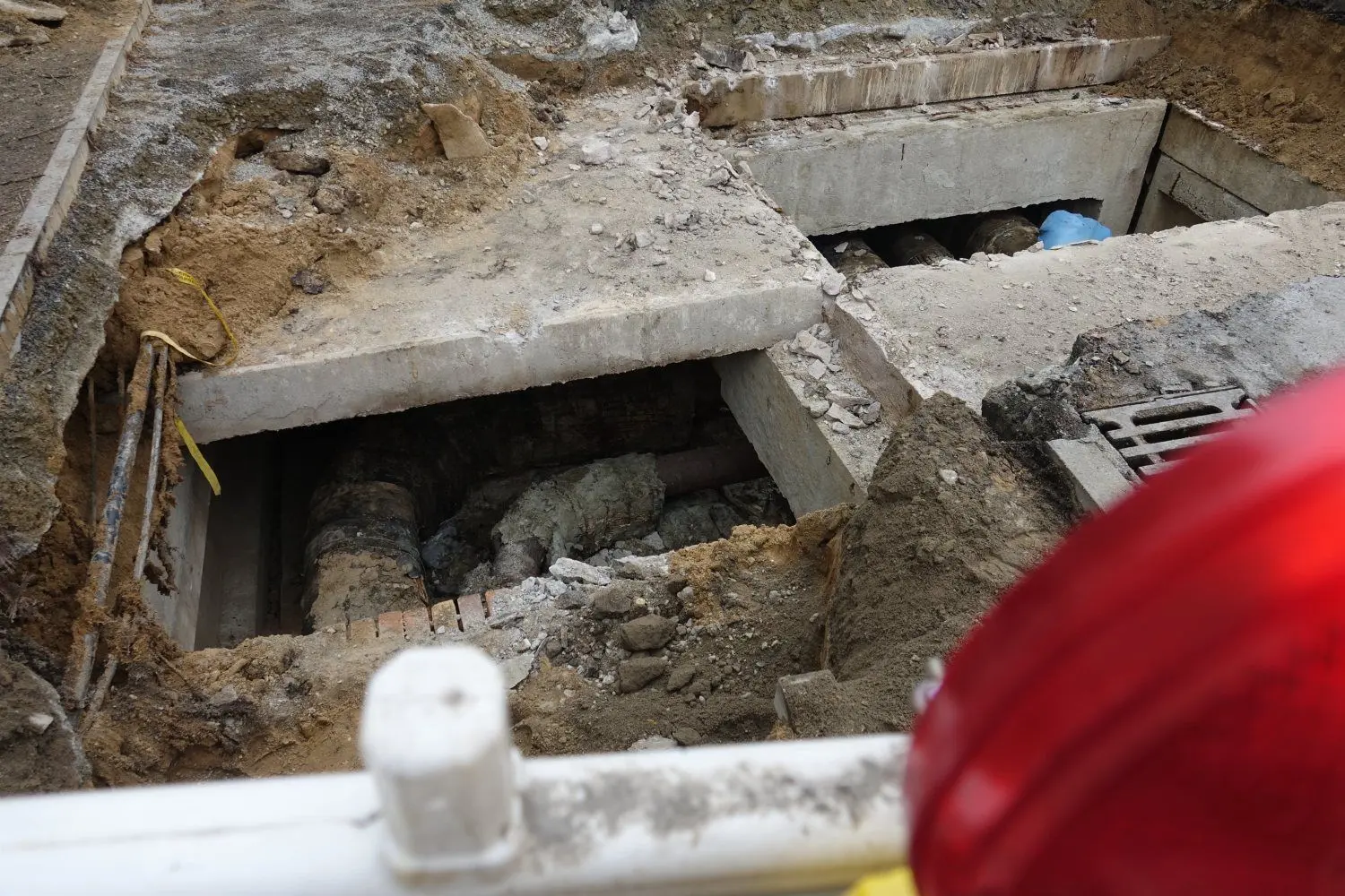 Die Baustelle der defekten Fernwärmeleitung in der Straße der Kraftwerker in Weißwasser.