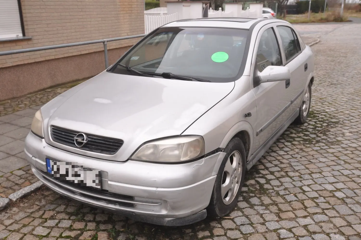 Seit Pfingsten steht dieses Auto in der Köttlitzer Straße in Mühlberg. Inzwischen wird Sperrmüll darin abgeladen.