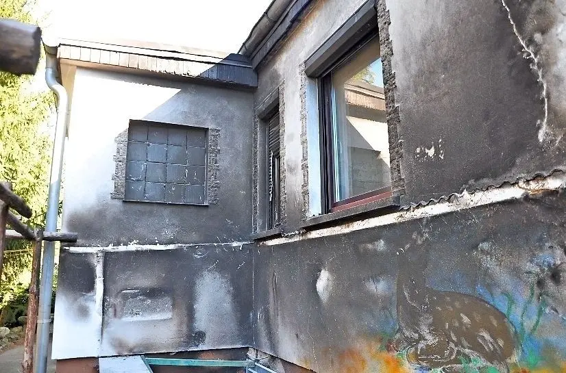 Auf der Rückseite des Hauses sind auch nach zwei Monaten noch alle Brandspuren sichtbar. Wie es weiter geht? Naumanns wissen es nicht.