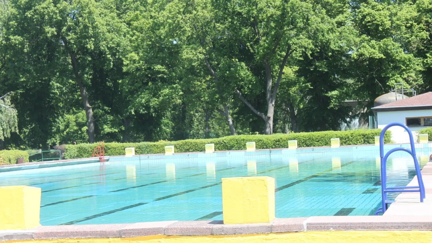 Das Wasser in den Becken des Herzberger Freibads ist klar, zum Saisonstart aber auch noch ganz schön kalt.