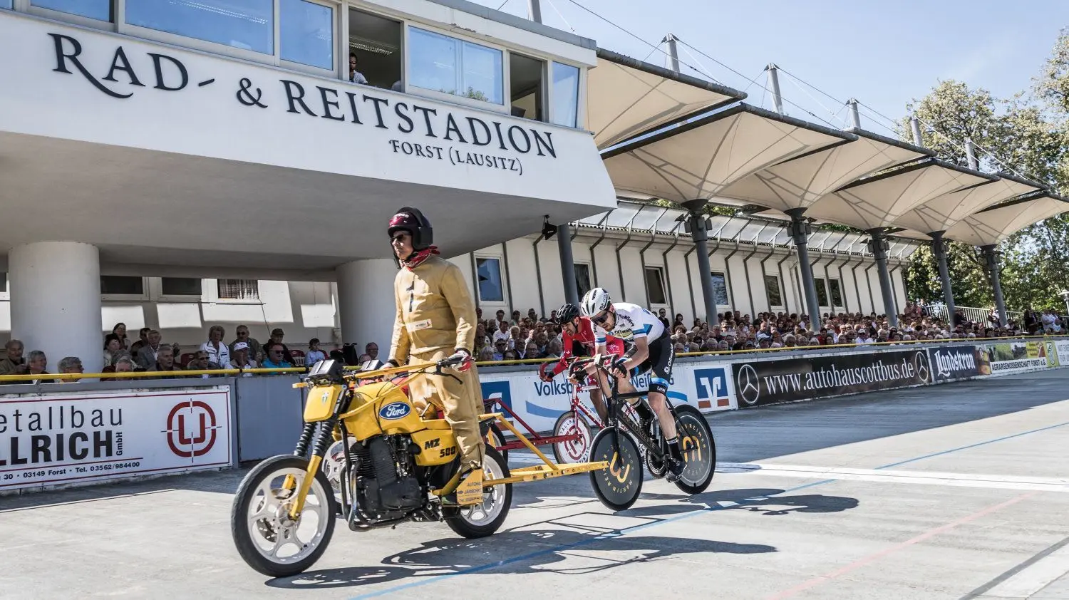 Archivbild – Das Forster Rad- und Reitstadion ist ein traditionsreicher Ort für Steherrennen. Die Modernisierung der Sportstätte muss nun aus Kostengründen umgeplant werden.