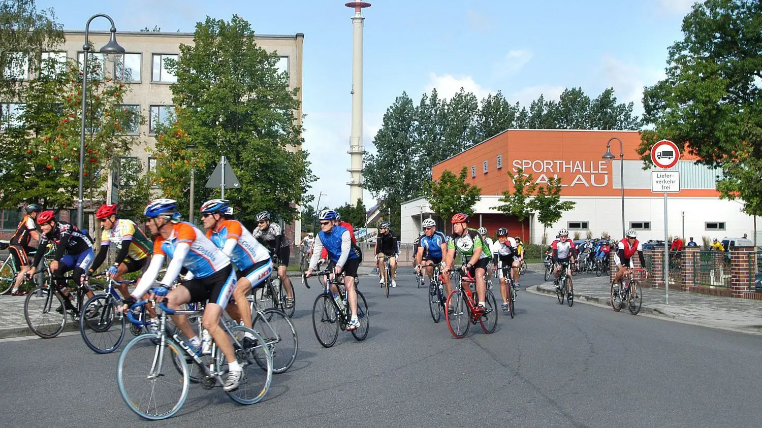 Die Radtourenfahrten „Rund um die Calauer Schweiz“ erfreut sich seit vielen Jahren großer Beliebtheit, auch dank der attraktiven und anspruchsvollen Strecke. Start und Ziel befindet sich auf dem Areal der Calauer Grundschule (Lindenstraße), es geht unter anderem um den Altdöberner See und dort über knackige Anstiege.