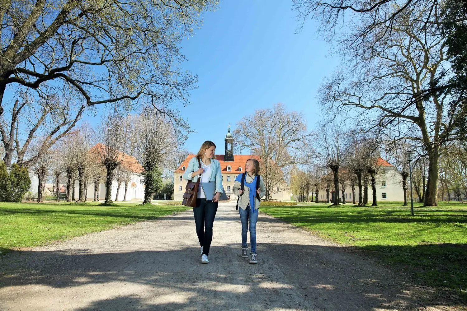 Der Schlosspark am Elsterschloss-Gymnasium Elsterwerda ist öffentlich zugänglich und beliebter Ort, um zu entspannen.