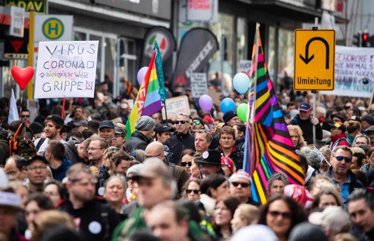 Ohne Masken und ohne Abstand - typisch für „Querdenken“-Demos wie hier in Stuttgart.