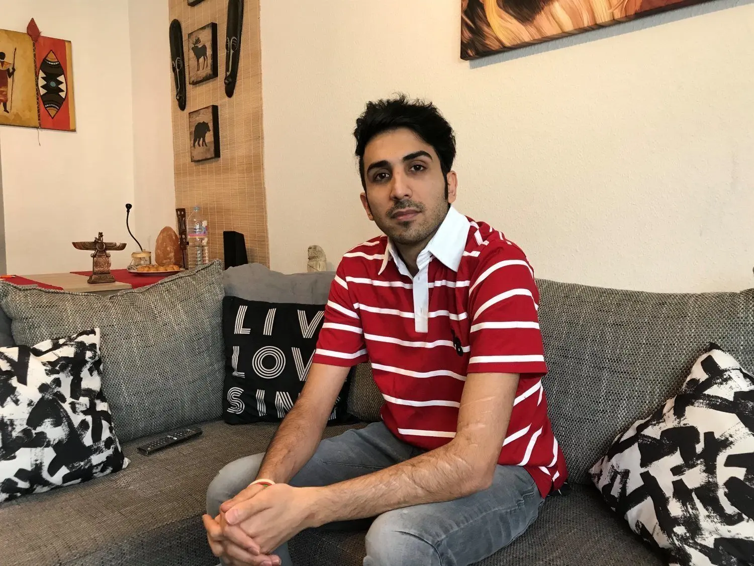 Ein engagierter Luckauer mit bewegender Geschichte: Hamed Asrami auf der heimischen Couch. ⇥
