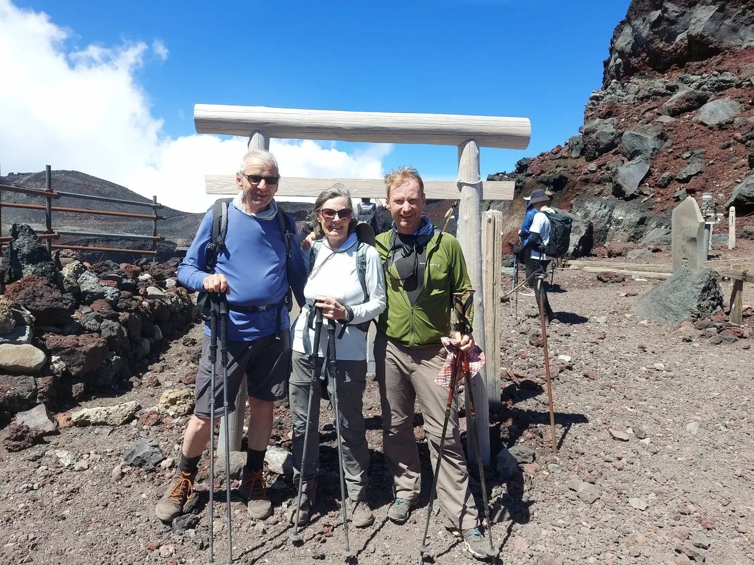 Das obligatorische Selfie: Wolfgang, Gundis und Sohn Thomas Neumann (v.l.) haben ihr Ziel, den Krater des Heiligen Berges Fuji, erklommen.