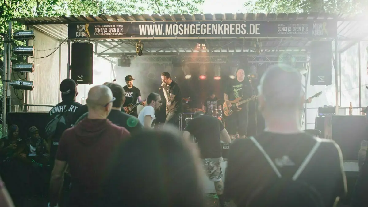 Die Punk-, Heavy Metal- und Hardcore-Benefizkonzerte in Sedlitz sind immer gut besucht. Vom 2. bis 3. Juni 2023 erwarten die Veranstalter wieder zwischen 600 und 700 Besucher.
Die Heavy Metal Benefiz-Konzerte in Sedlitz sind immer gut besucht. Vom 2. bis 3. Juni 2023 erwarten die Veranstalter zwischen 600 und 700 Besucher.