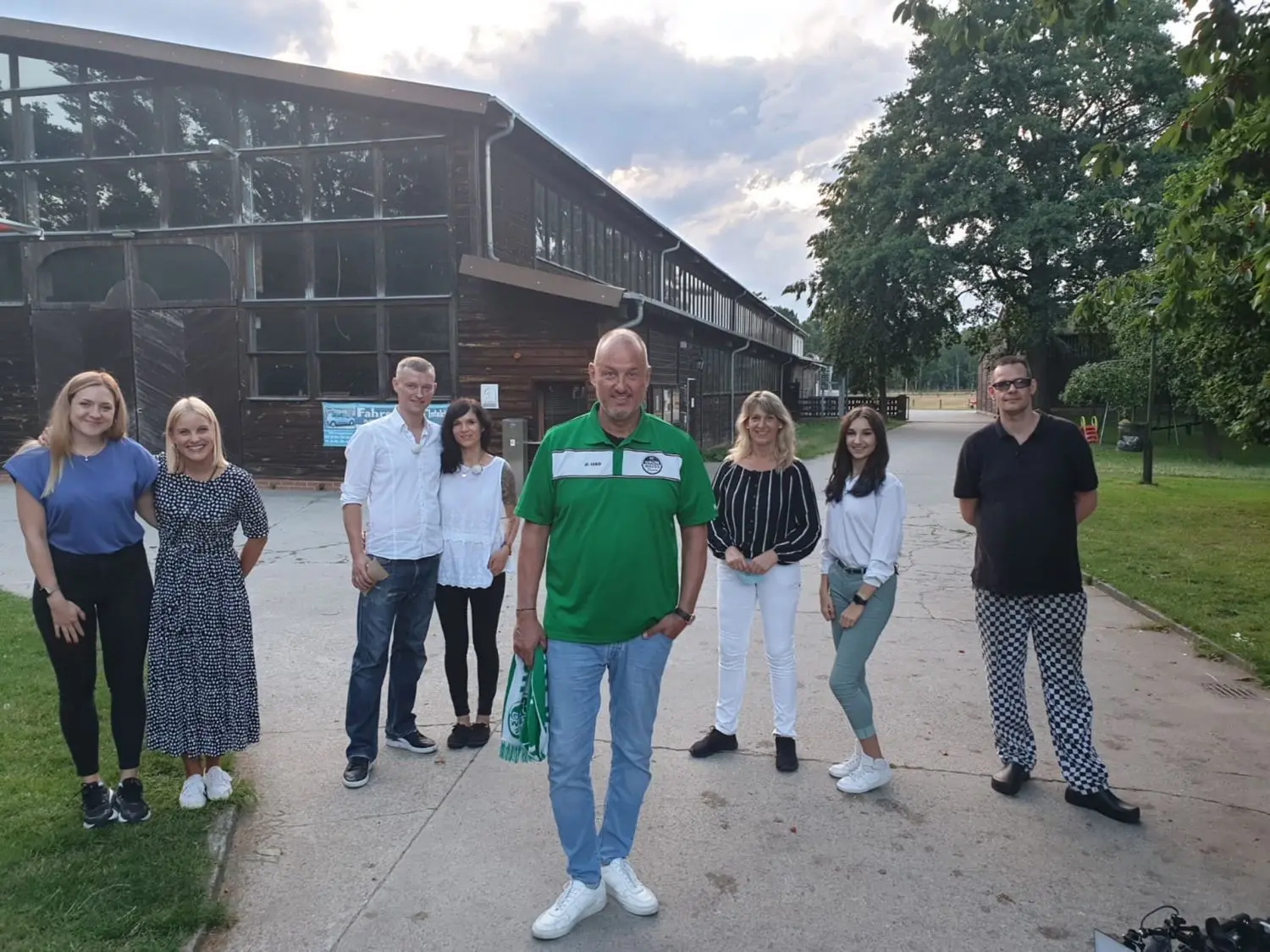 TV- und Sternkoch Frank Rosin hat auf Bitten von Norman Pötschke (3. v. l.) die Kutzeburger Mühle in Cottbus besucht. Die Folge für seine Sendung „Rosins Restaurants“ wird im August ausgestrahlt.