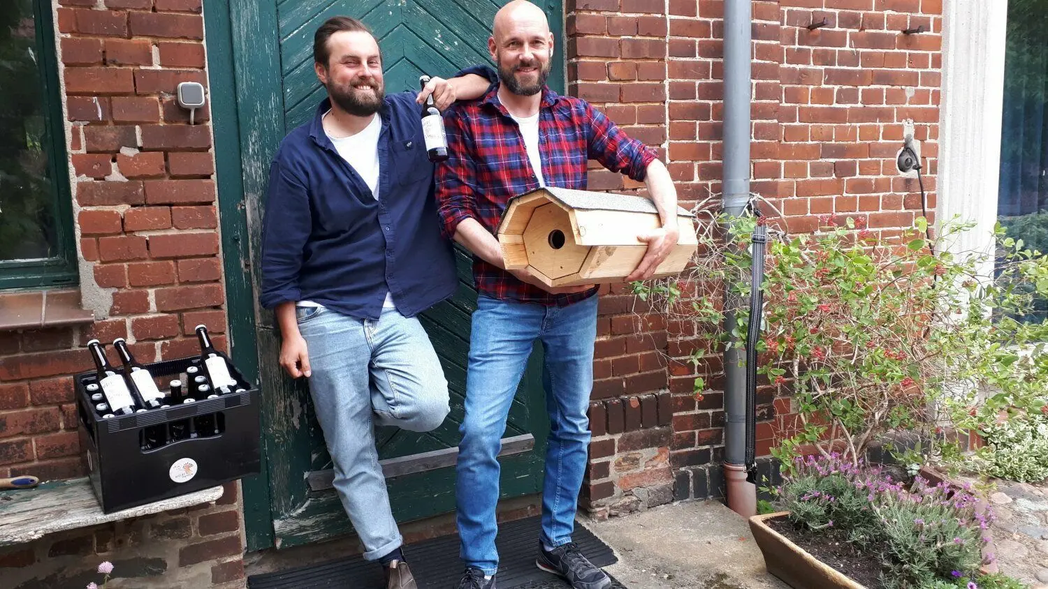 Philipp Juranek (l.) und Bastian Enners aus Luckau-Zöllmersdorf lassen ein Landbier brauen, um den seltenen Wiedehopf in Brandenburg zu schützen.