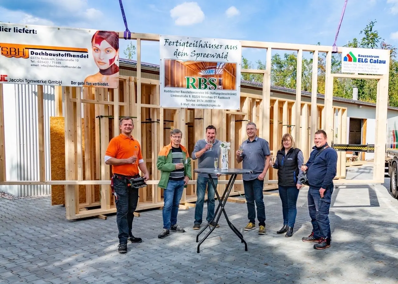 Anstoßen auf erfolgreiches Zusammenarbeiten: Stefan Schmolke vom Radduscher Bedachungsservice (2.v.l.), Karsten Pöschla (3.v.l.) und Christian Worreschk von der Calauer ELG (4.v.l.).