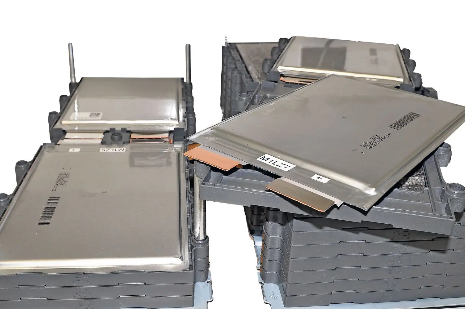 Batteriezellen. So unspektakulär sehen Lithium-Ionen-Batteriezellen aus. Es sind flache silbern schimmernde Platten.