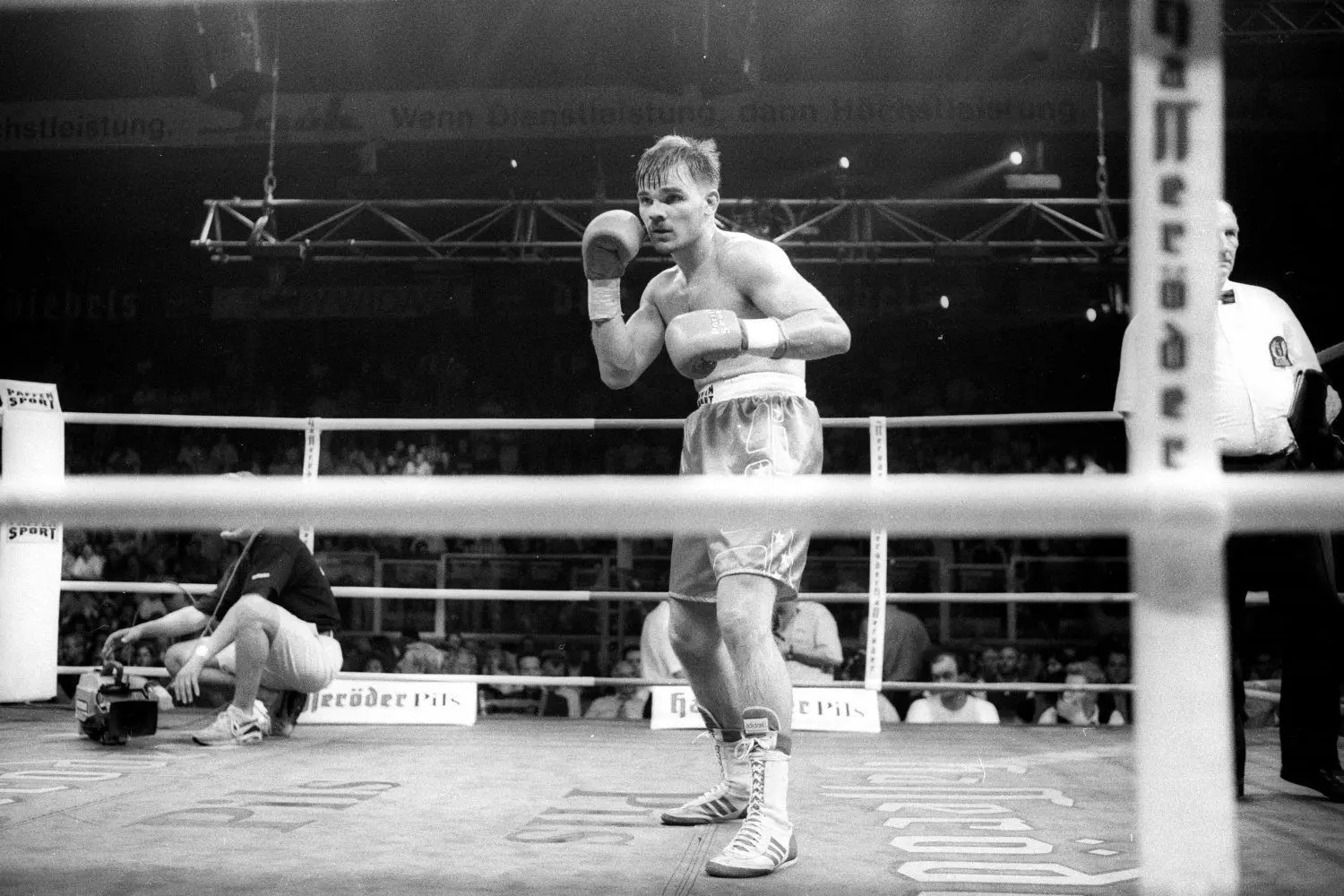 Düstere Zeiten: Der Umstieg vom Amateurboxen in den Profibereich fiel Marco Rudolph schwer. Nach einer Niederlage in einem WM-Kampf verlor er den Halt. ⇥