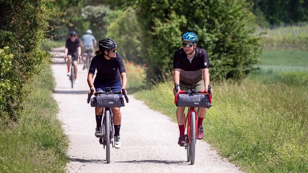 Die einstige Profi-Mountainbikerin Steffi Marth aus Plessa, hier mit Tourpartner Tobias Woggon, ist jetzt für die Bike-Industrie tätig und gerade auf Tour von Stuttgart an die Nordsee und weiter über Berlin nach Dresden.