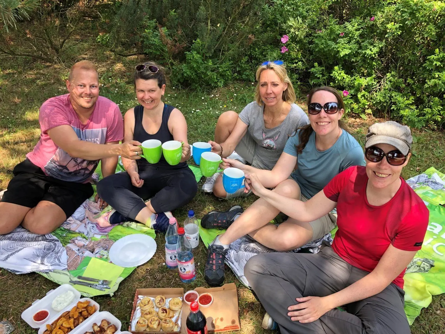 Fontane-Picknick der Reiseblogger am Schloss Lilllliput im vergangenen Jahr: Matthias Derhake (traveltelling.net), Tanja Klindworth (spaness.de), Katja Wegener (wellspa-portal.de), Kathrin & Kristin Haase (Travelinspired.de - von links nach rechts).
