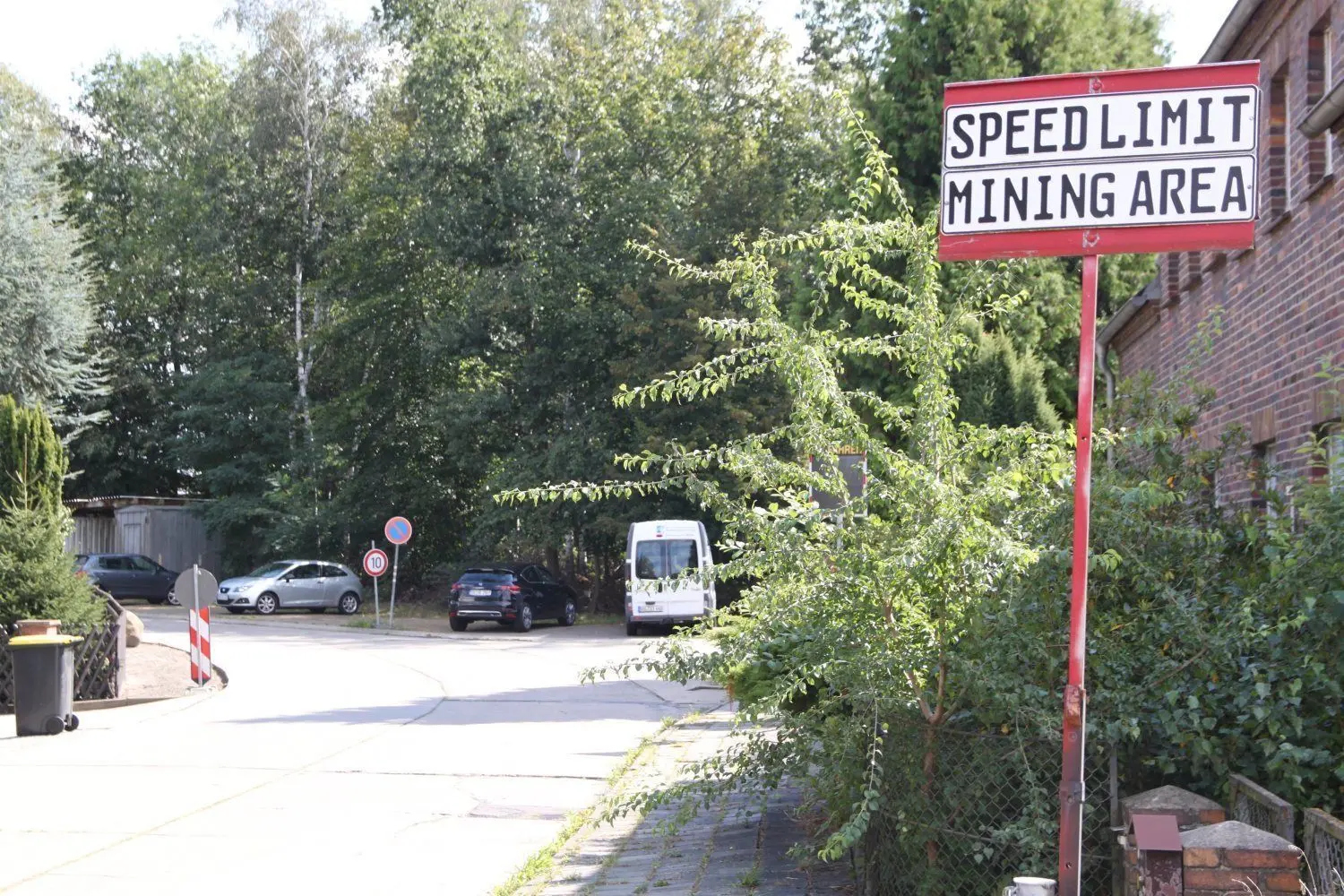 Auch das Wohn- und Gewerbegebiet in der benachbarten Külzstraße muss abgesiedelt werden. Auf der Straße darf praktisch nur Schrittgeschwindigkeit gefahren werden. Mehrere Schilder warnen.