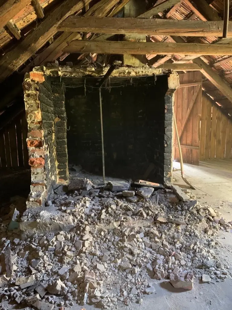 Die Räucherkammer auf dem Dachgeschoss wurde abgetragen. Auch hier mussten Massen an Bauschutt, Backsteinen und Schwamm in den Holzbalken entfernt werden.