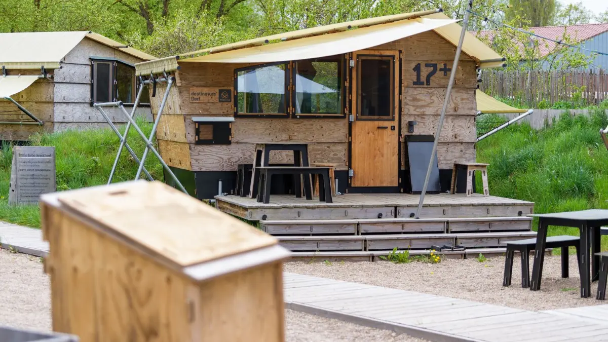 Nicht nur für den Eigenbedarf sind Tiny Houses gefragt. Auch der Tourismus setzt vermehrt darauf.
ARCHIV - Zum Themendienst-Bericht von Evelyn Steinbach vom 8. Dezember 2022: Nicht nur für den Eigenbedarf sind Tiny Houses gefragt. Auch der Tourismus setzt vermehrt darauf. Foto: Philipp Schulze/dpa/dpa-tmn - Honorarfrei nur für Bezieher des dpa-Themendienstes +++ dpa-Themendienst +++