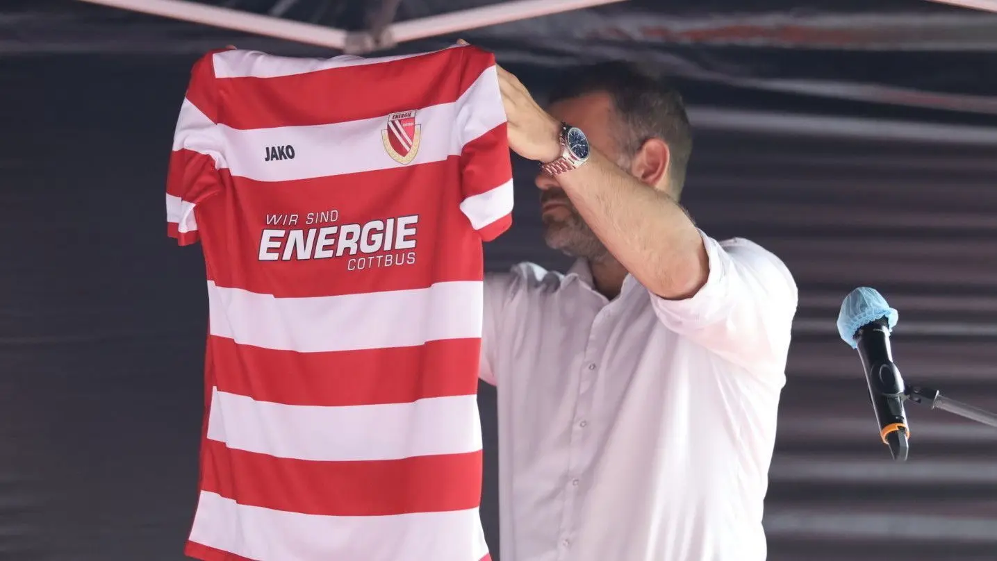 Energie-Präsident Sebastian Lemke präsentiert das neue Trikot mit der Aufschrift: „Wir sind Energie Cottbus.“